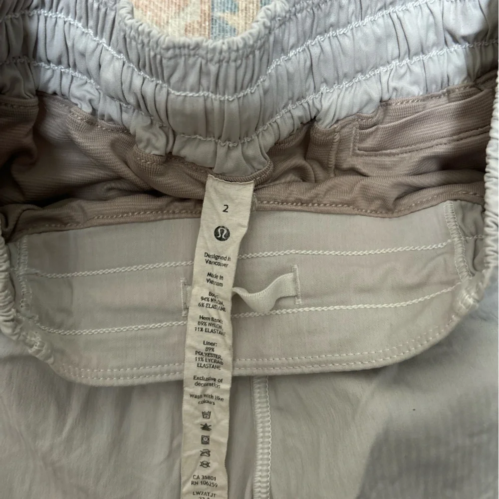 🍋Lululemon Hotty Hot Shorts in Rhino Grey - Picture 4 of 4